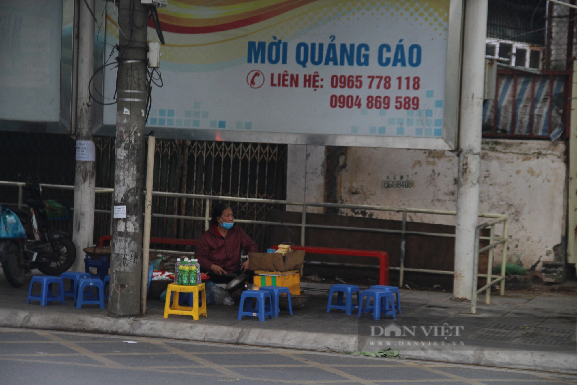 Hà Nội: Nhà chờ xe buýt &quot;biến&quot; thành quán nước, chỗ đỗ xe ô tô - Ảnh 9.