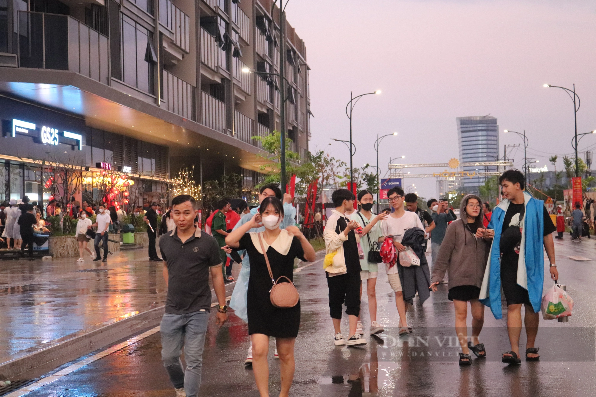 Người Sài Gòn đổ về các điểm countdown đón năm mới sau cơn mưa lớn cả tiếng đồng hồ - Ảnh 1.
