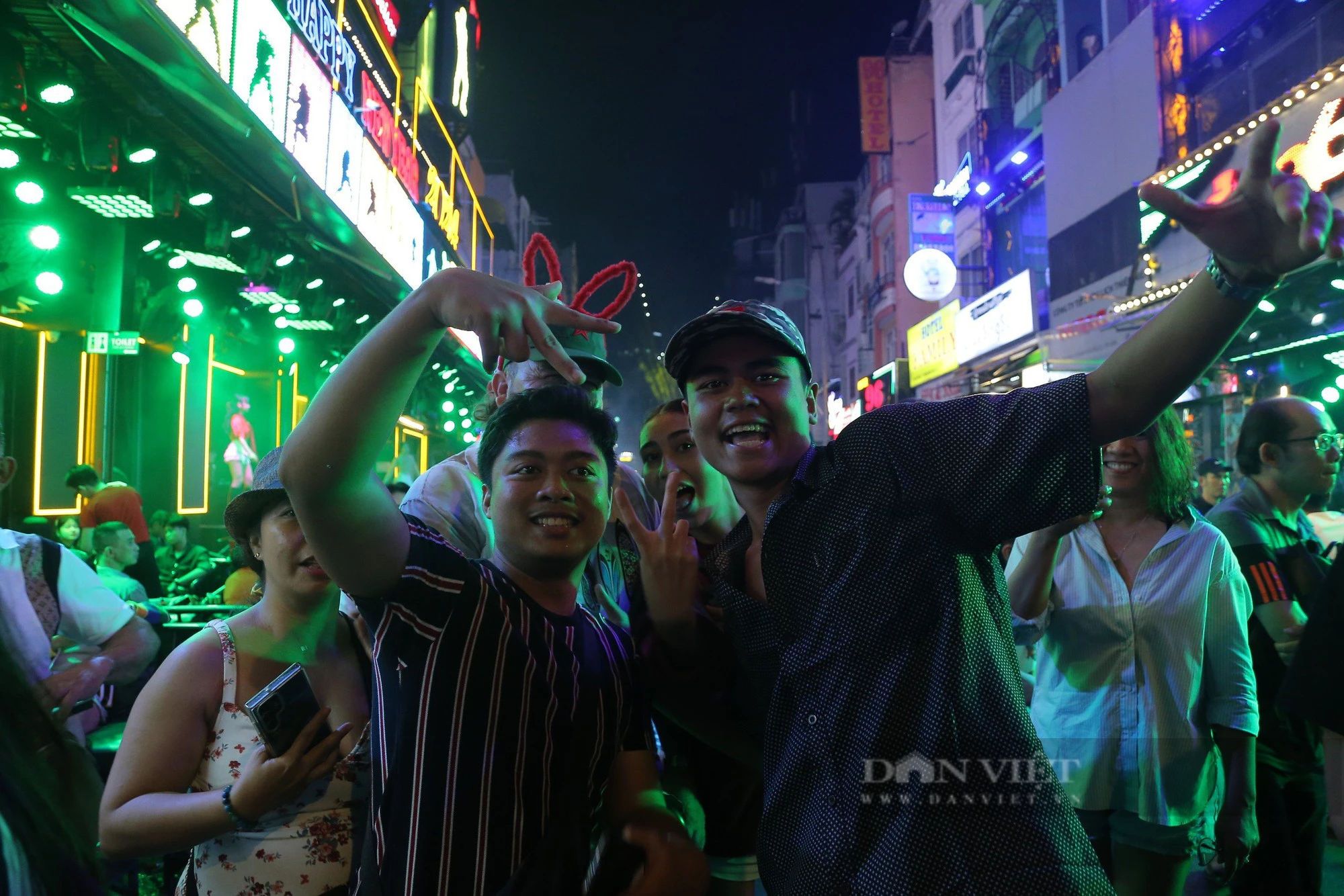 Đón năm mới ở Việt Nam, khách Tây muốn ở lại &quot;quẩy&quot; đến Tết &quot;ta&quot; - Ảnh 5.