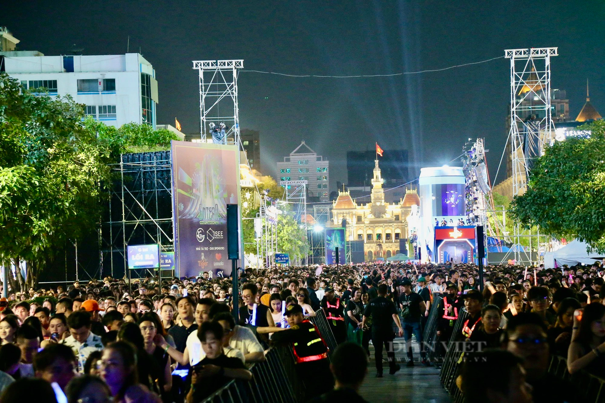 Người dân Sài Gòn mãn nhãn màn trình diễn pháo hoa đón năm mới trên bầu trời &quot;hòn ngọc Viễn Đông&quot; - Ảnh 1.