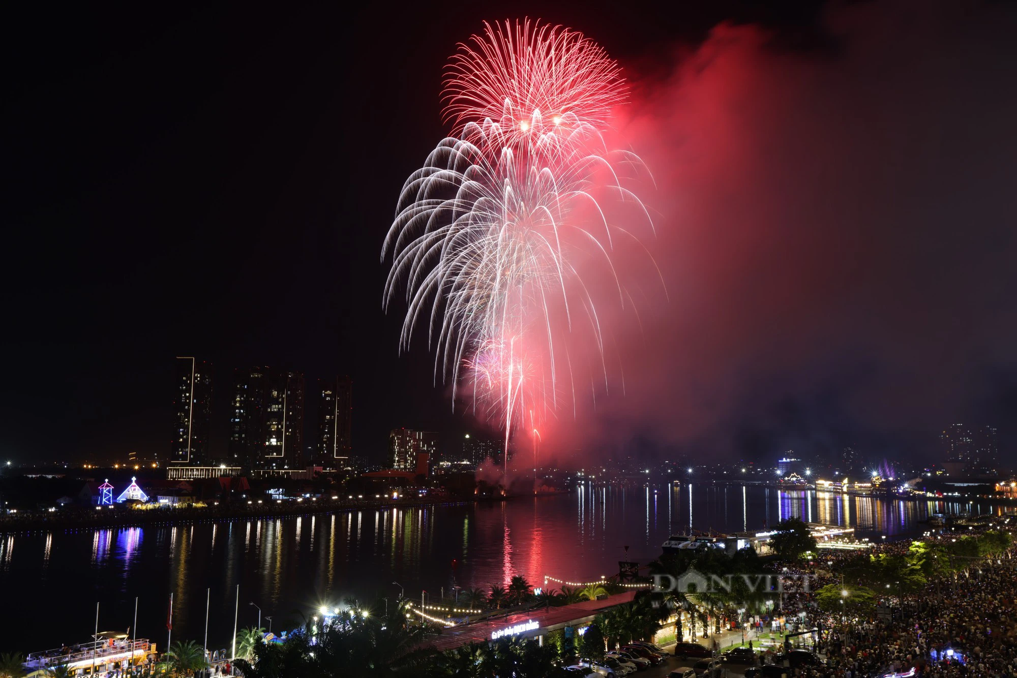 Người dân Sài Gòn mãn nhãn màn trình diễn pháo hoa đón năm mới trên bầu trời &quot;hòn ngọc Viễn Đông&quot; - Ảnh 4.