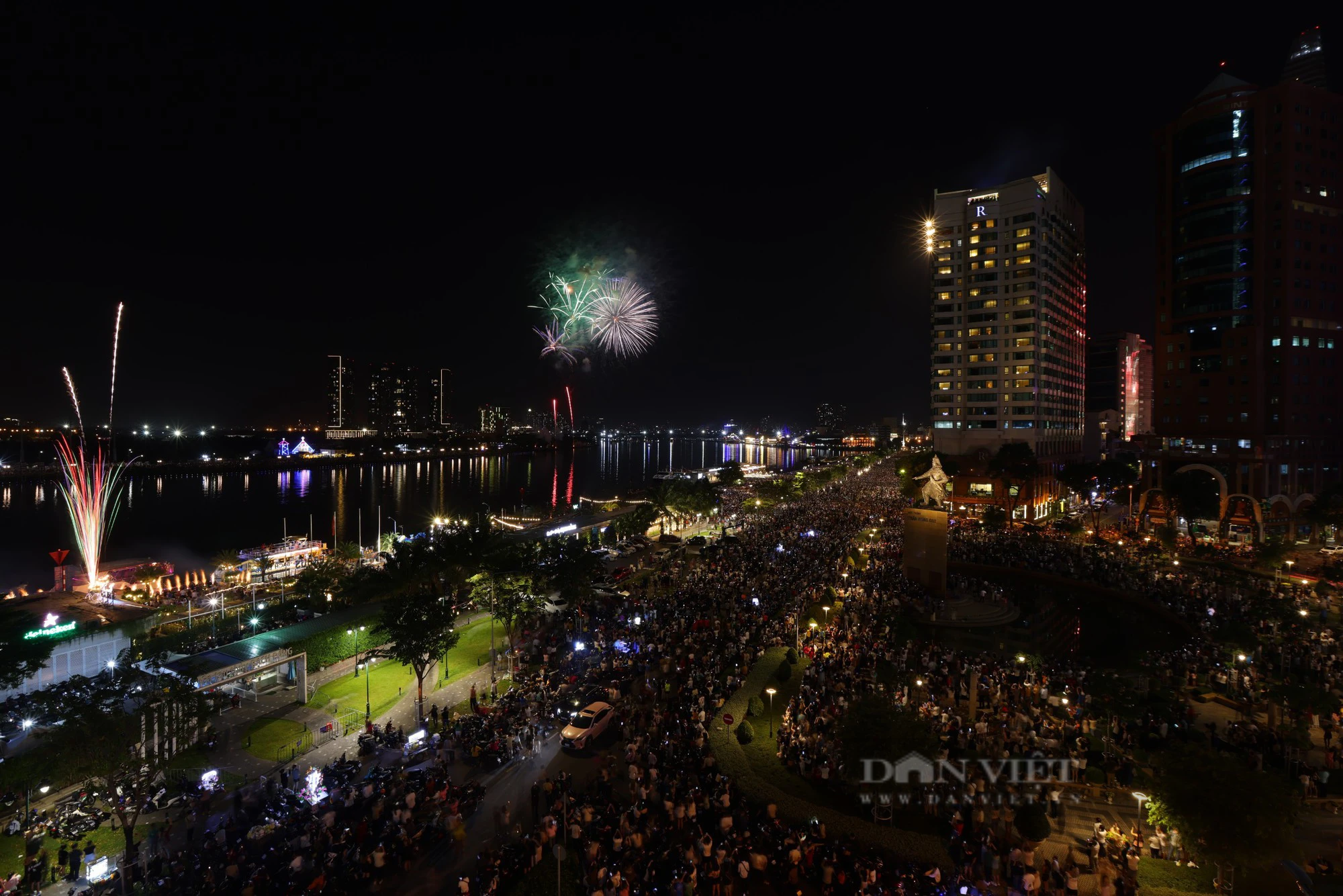 Người dân Sài Gòn mãn nhãn màn trình diễn pháo hoa đón năm mới trên bầu trời &quot;hòn ngọc Viễn Đông&quot; - Ảnh 5.