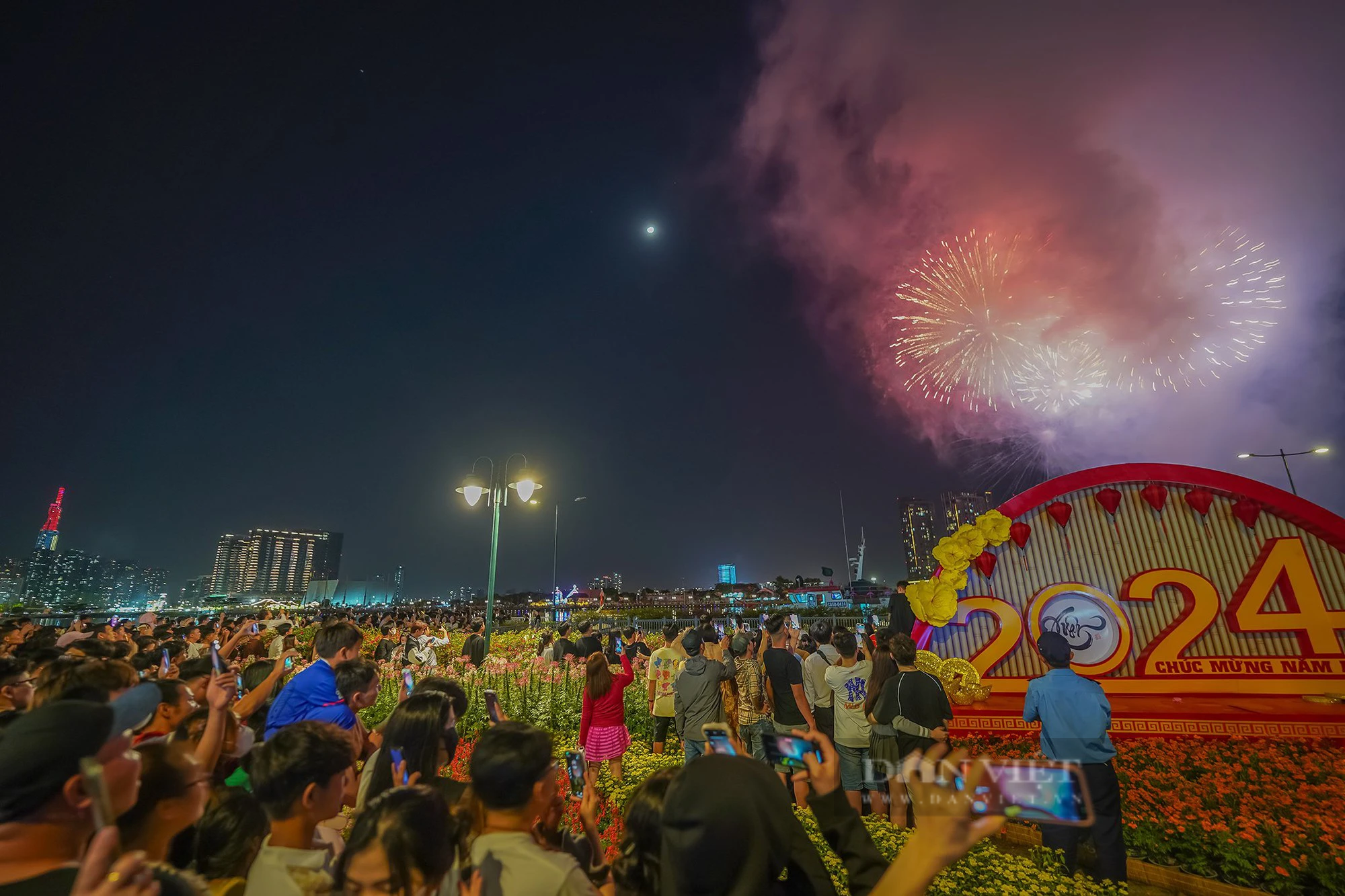 Người dân Sài Gòn mãn nhãn màn trình diễn pháo hoa đón năm mới trên bầu trời &quot;hòn ngọc Viễn Đông&quot; - Ảnh 6.