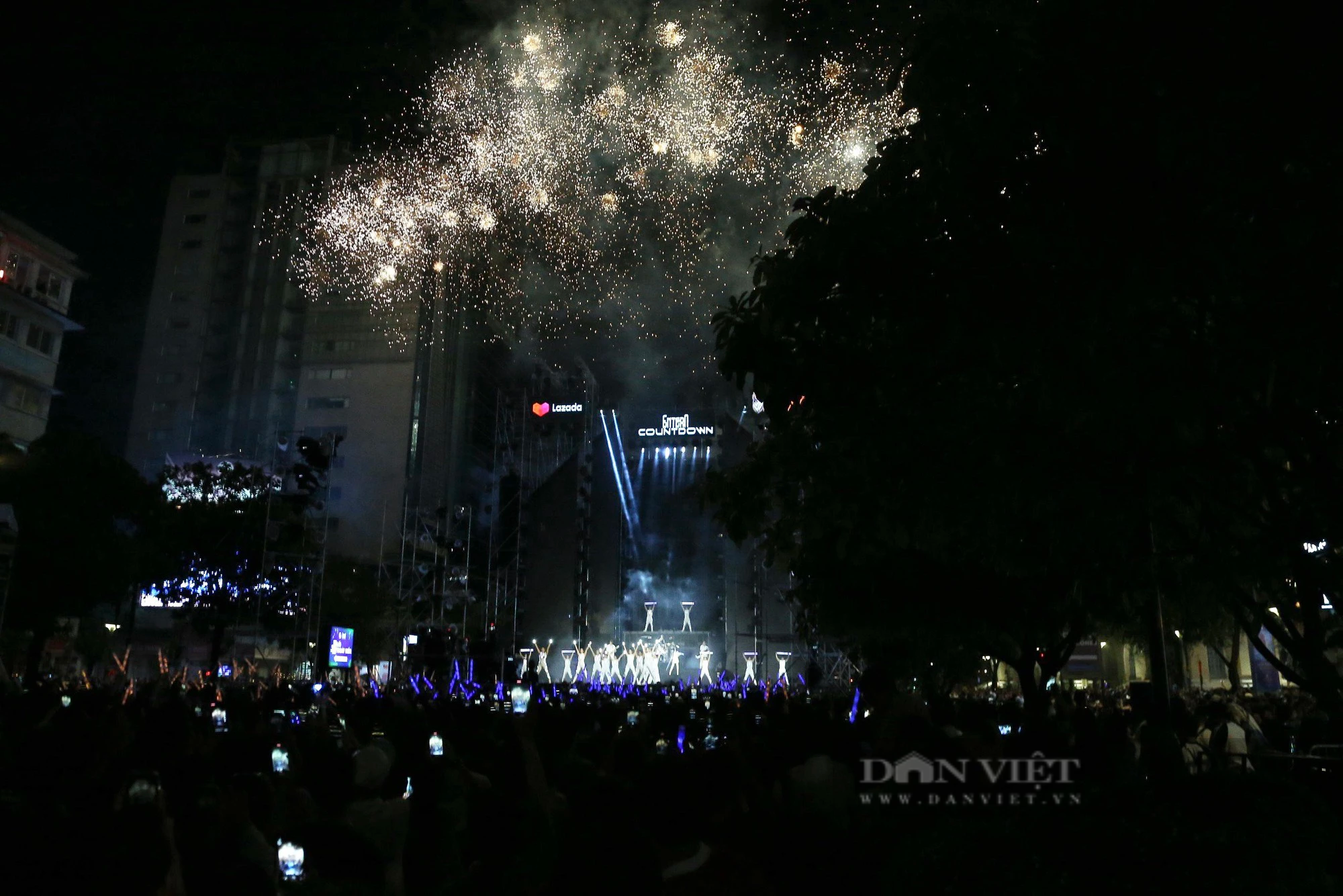 Người dân Sài Gòn mãn nhãn màn trình diễn pháo hoa đón năm mới trên bầu trời &quot;hòn ngọc Viễn Đông&quot; - Ảnh 3.