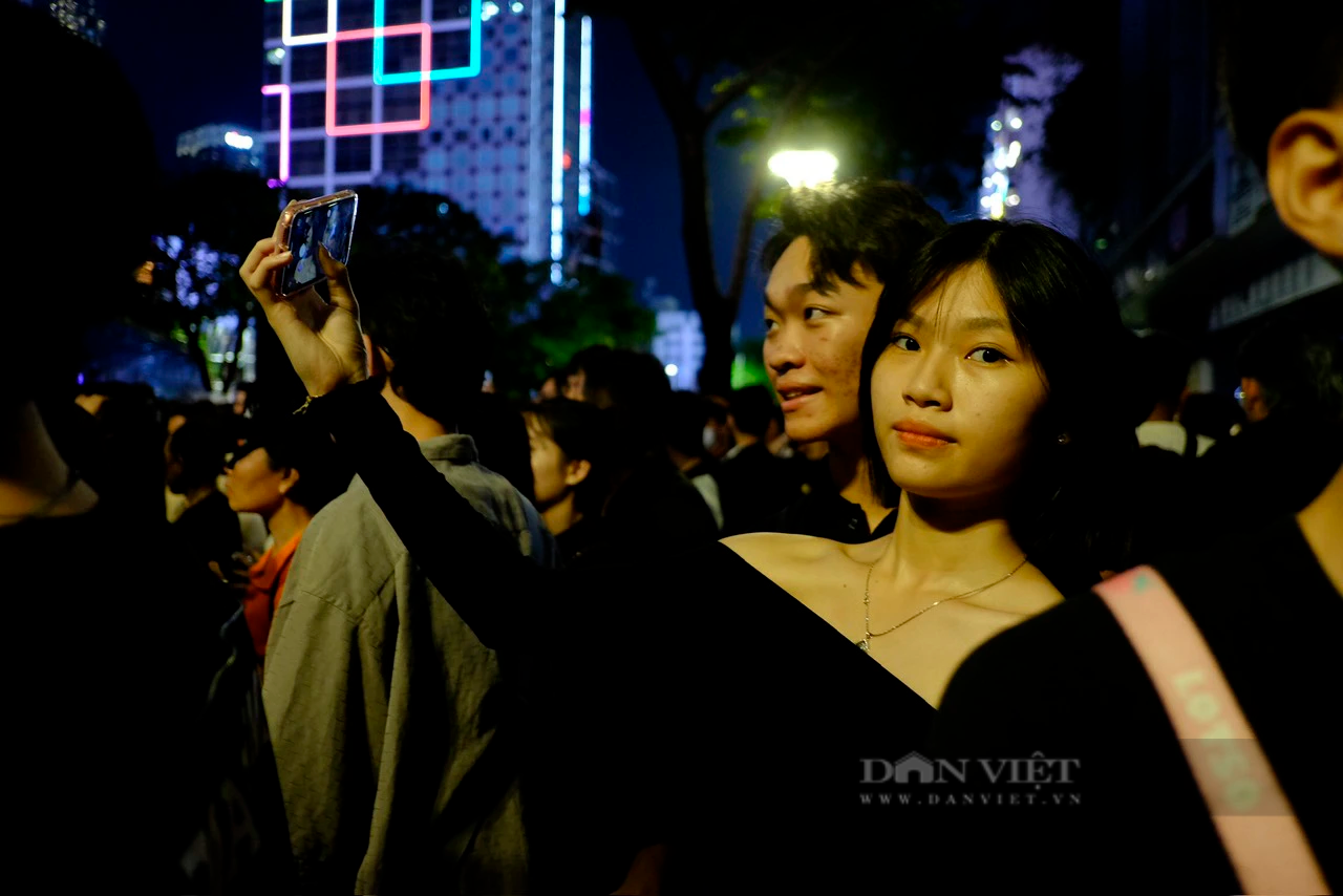 Người dân Sài Gòn mãn nhãn màn trình diễn pháo hoa đón năm mới trên bầu trời &quot;hòn ngọc Viễn Đông&quot; - Ảnh 5.