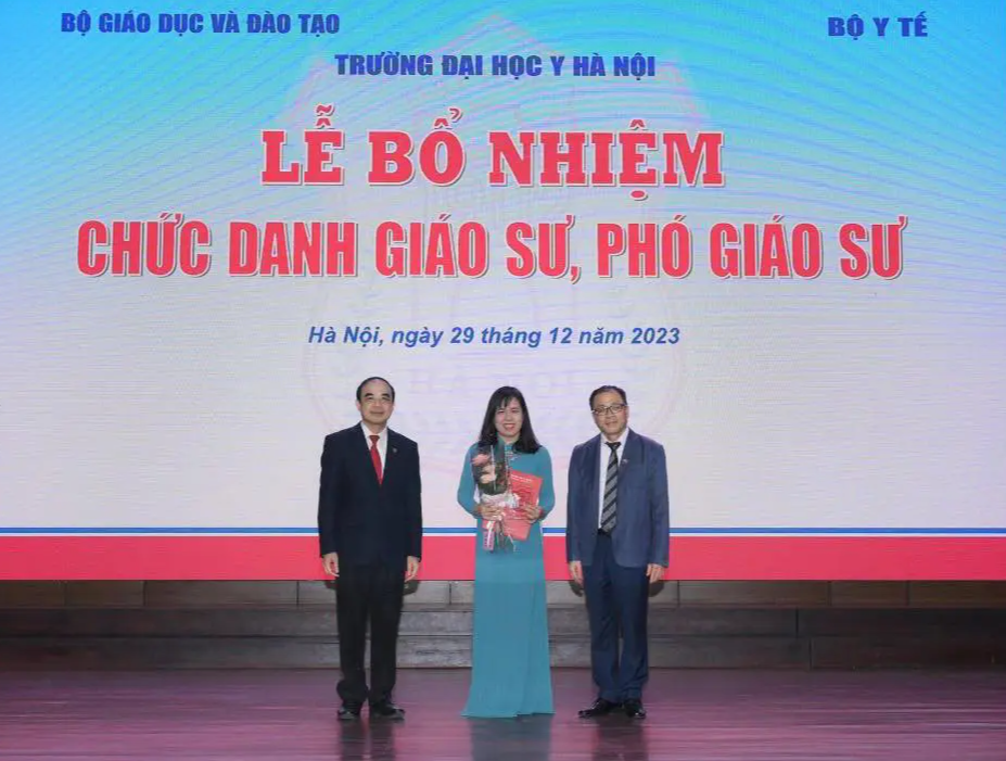 Nữ PGS đầu tiên ngành Phẫu thuật tạo hình: &quot;Hạnh phúc khi chữa lành cả thể xác lẫn tâm hồn&quot; - Ảnh 1.