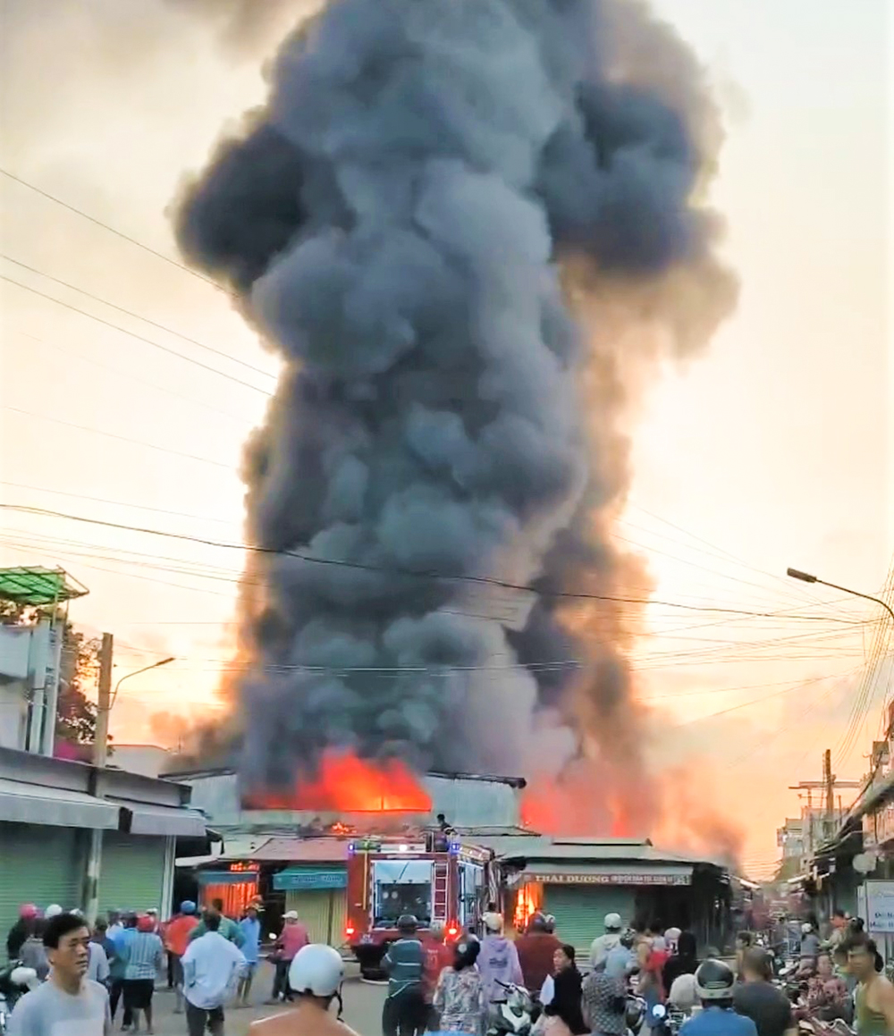 Cháy chợ Châu Long ở An Giang, nhiều ki-ốt bị thiêu rụi - Ảnh 1.