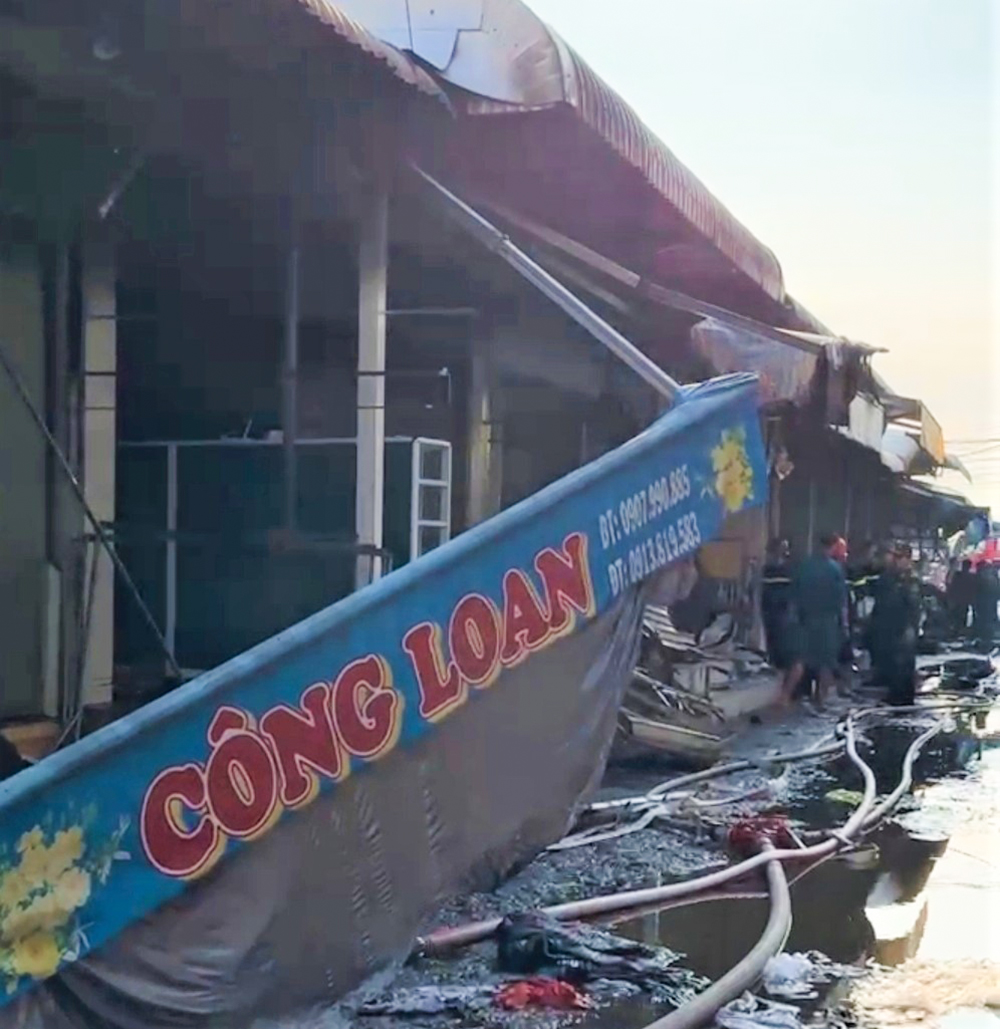 Cháy chợ Châu Long ở An Giang, nhiều ki-ốt bị thiêu rụi - Ảnh 9.