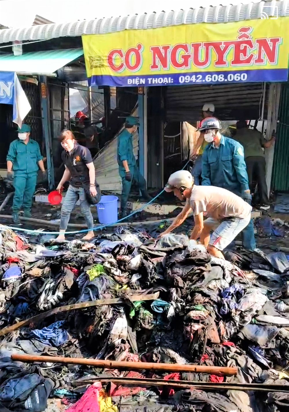 Cháy chợ Châu Long ở An Giang, nhiều ki-ốt bị thiêu rụi - Ảnh 3.