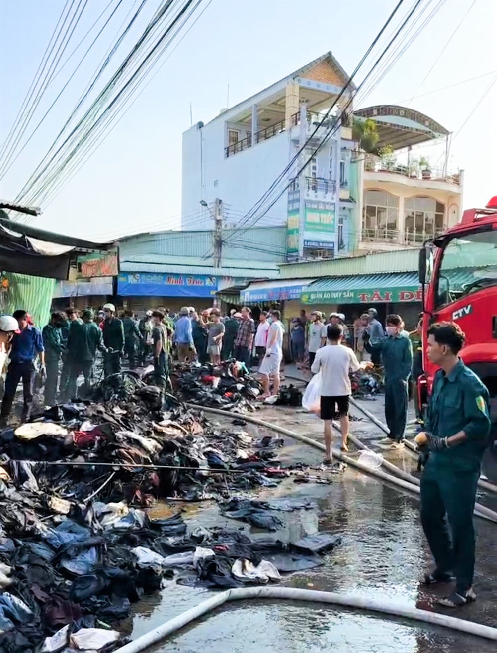 Cháy chợ Châu Long ở An Giang, nhiều ki-ốt bị thiêu rụi - Ảnh 4.