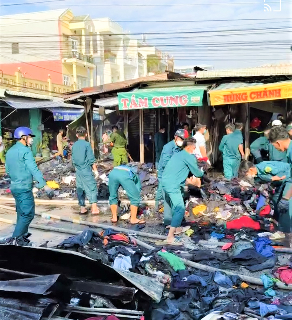 Cháy chợ Châu Long ở An Giang, nhiều ki-ốt bị thiêu rụi - Ảnh 8.