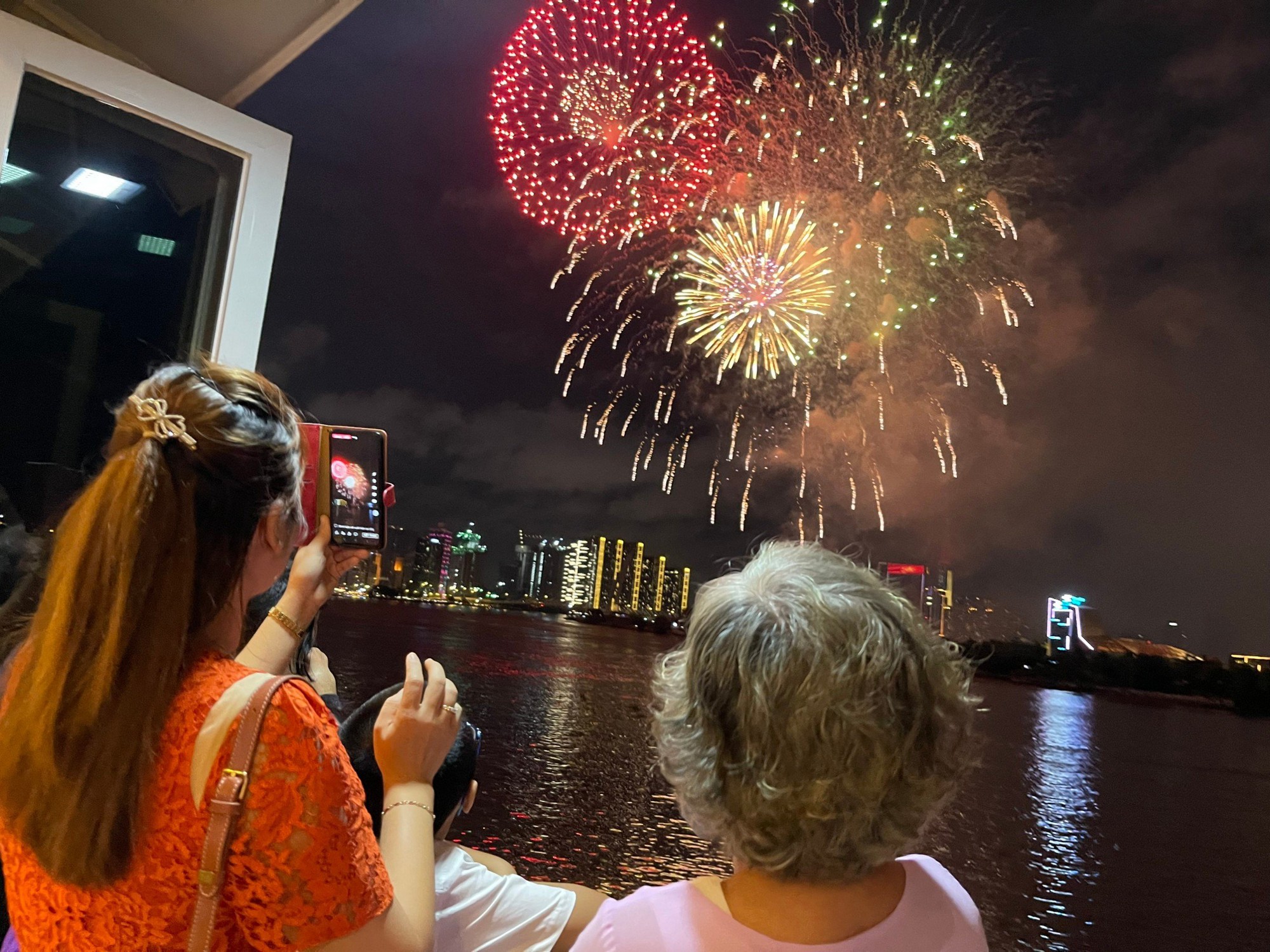 Du thuyền, khách sạn 5 sao ngắm pháo hoa đón năm mới 2024 tại Sài Gòn kín chỗ - Ảnh 3.
