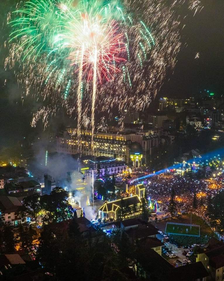 Hàng nghìn du khách đổ về Sa Pa xem bắn pháo hoa chào năm mới 2024 - Ảnh 3.