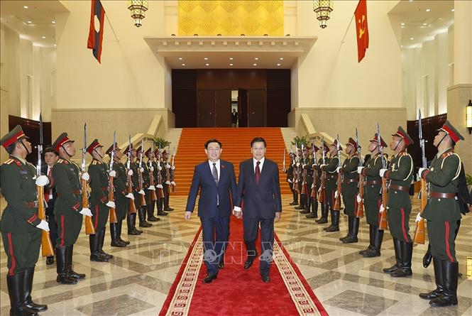 Chủ tịch Quốc hội Vương Đình Huệ hội kiến Tổng Bí thư, Chủ tịch nước Lào - Ảnh 1.