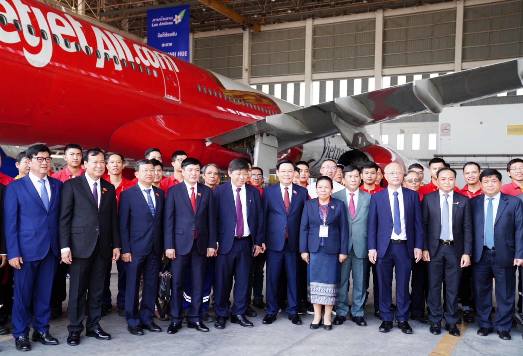 Chủ tịch Quốc hội Việt Nam Vương Đình Huệ và Phó Chủ tịch Quốc hội Lào Sounthone Xayachak thăm hangar bảo dưỡng tàu bay Vietjet tại Viêng Chăn, Lào.
