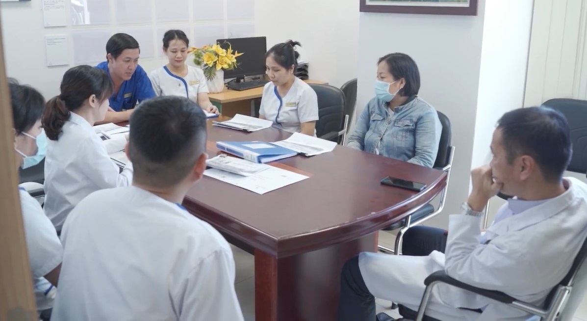 Gia đình bệnh nhân cùng đội ngũ y bác sĩ đến từ đa chuyên khoa Vinmec Đà Nẵng trong buổi hội chẩn can thiệp và điều trị cho bệnh nhân H.T.H.