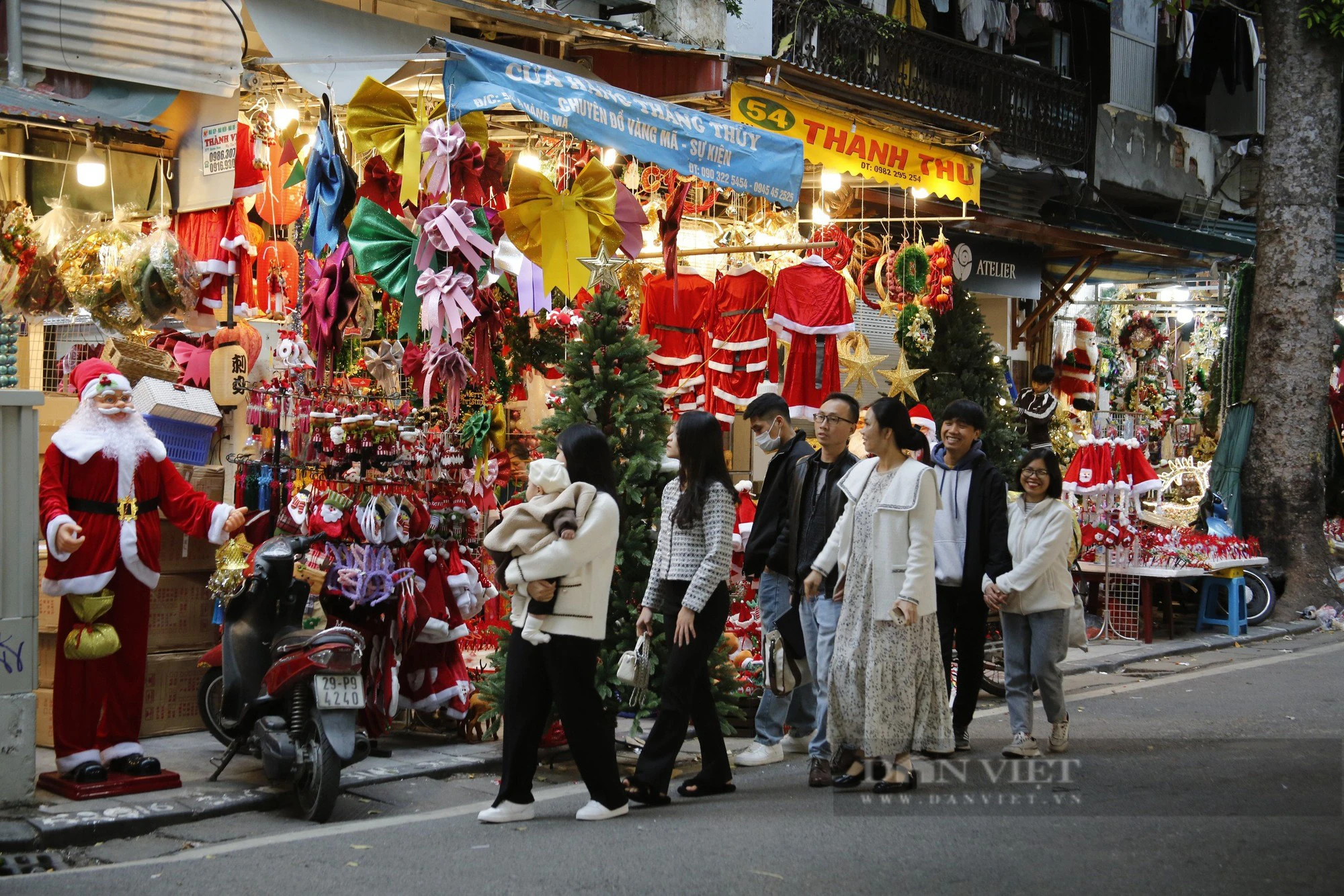 Cây thông Noel tràn xuống lòng đường trên phố Hàng Mã quận Hoàn Kiếm - Ảnh 4.