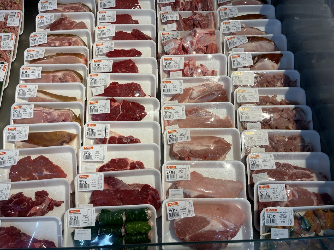 Vì sao giá thịt lợn siêu thị neo cao dù nhà sản xuất chịu nguy cơ lỗ? - Ảnh 2.