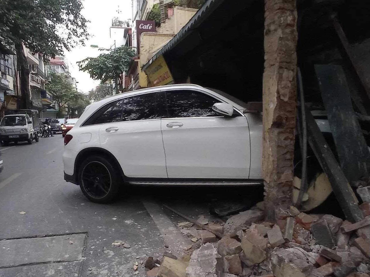 Chuyển CQĐT vụ nữ tài xế lái Mercedes tông sập một phần nhà cổ ở Hà Nội - Ảnh 1.