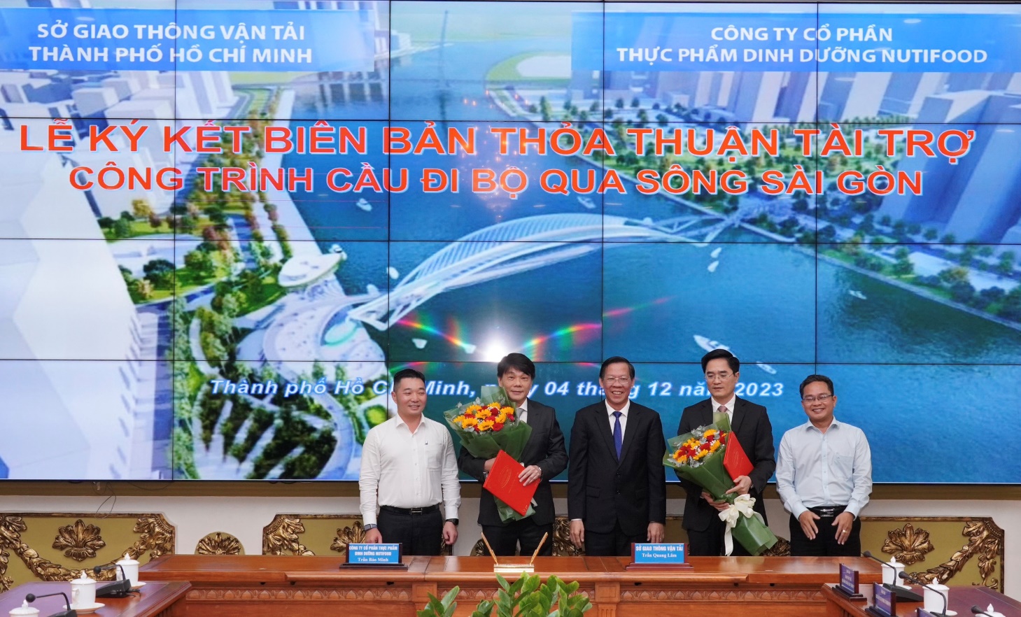 Nutifood chính thức ký kết tài trợ xây cầu đi bộ qua sông Sài Gòn - Ảnh 1.