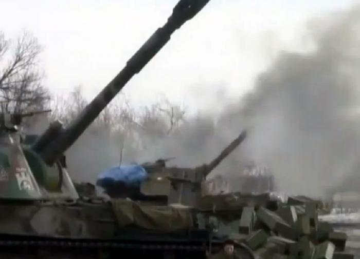 Lính Ukraine tháo chạy khi lực lượng Nga tấn công làng Artemovskoye - Ảnh 1.