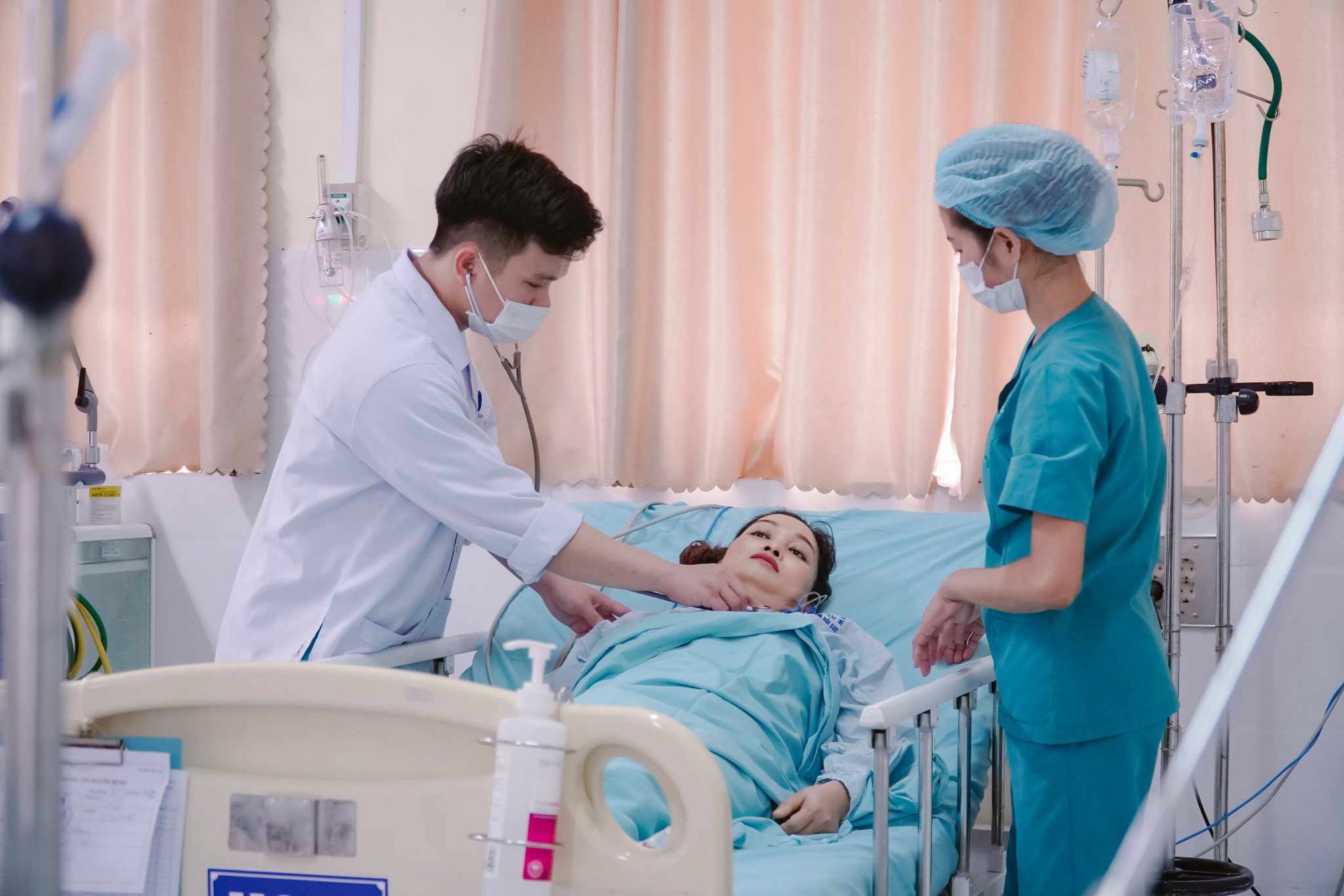 Bác sĩ ở Quảng Nam cứu sống nữ bệnh nhân có máu đục như sữa  - Ảnh 1.