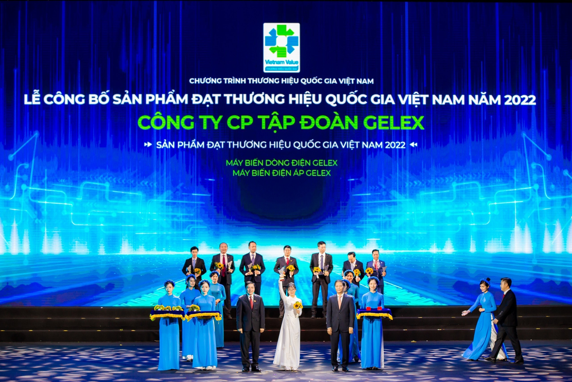 Đại diện GELEX nhận Biểu trưng Thương hiệu Quốc gia Việt Nam năm 2022.