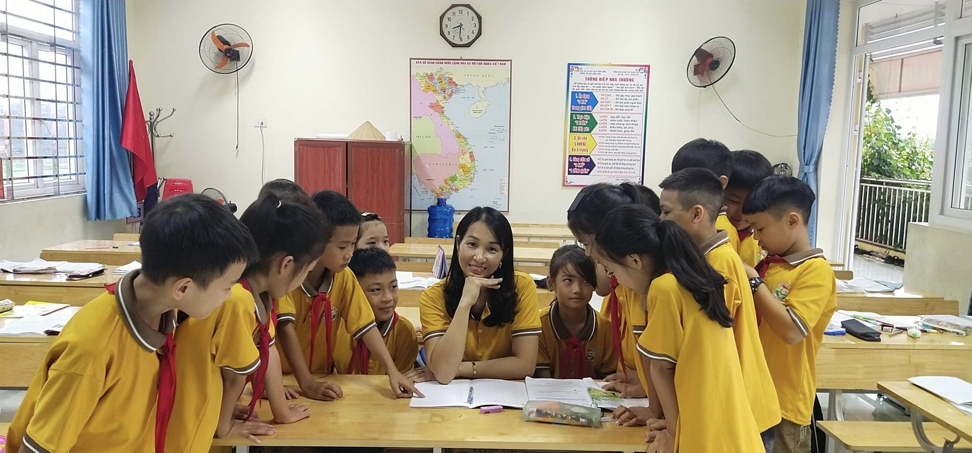 Cô giáo bị nhóm học sinh xúc phạm, hành hung ngất xỉu ở Tuyên Quang: Nhiều giáo viên bị thách thức không kém - Ảnh 2.