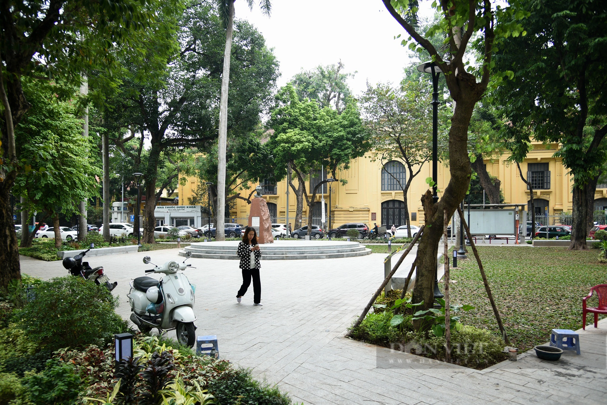 Hiện trạng vườn hoa ở Hà Nội vừa được đầu tư 3 tỷ đồng để cải tạo - Ảnh 7.