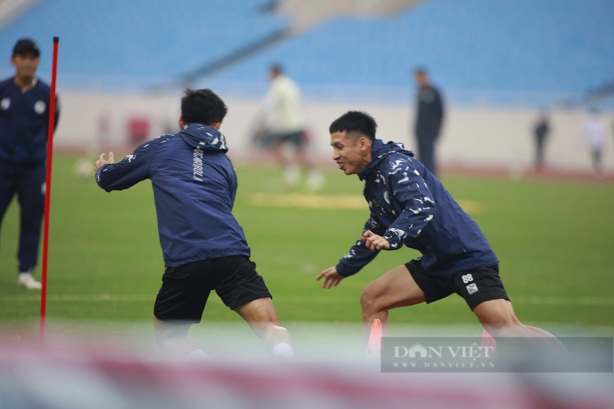 Tiền vệ Thành Chung dính chấn thương bỏ ngỏ khả năng ra sân trước trận đấu với CLB Urawa Red Diamond - Ảnh 1.