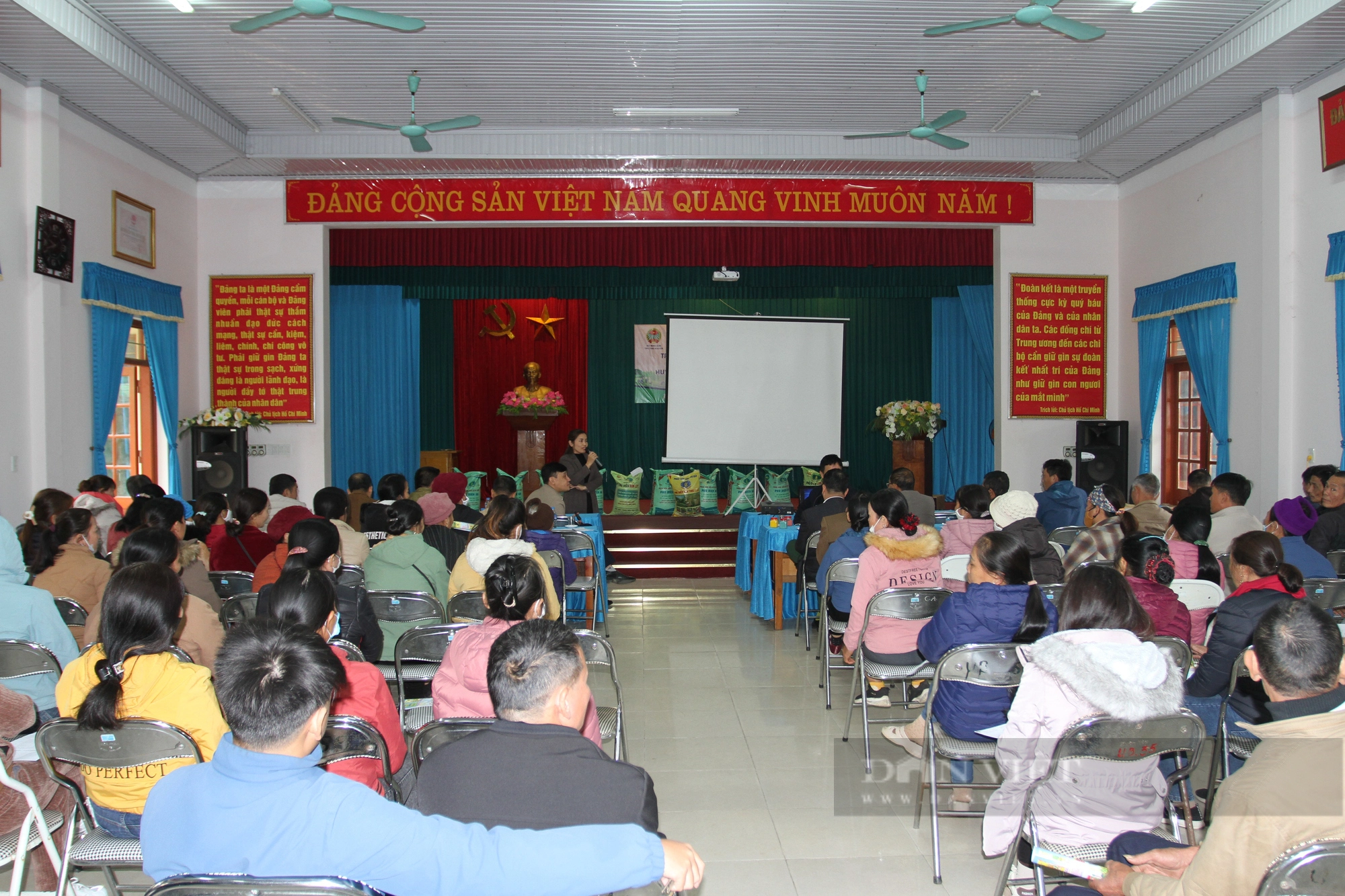Hội Nông dân Thái Nguyên tập huấn kỹ thuật và hỗ trợ phân bón cho 10 hộ nghèo huyện Võ Nhai - Ảnh 2.