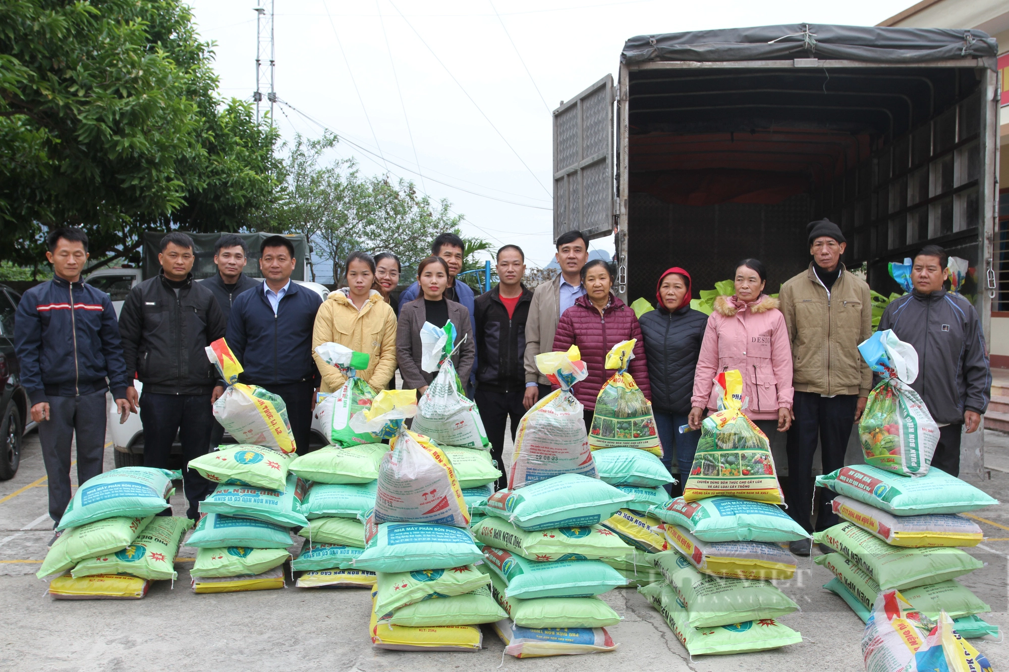 Hội Nông dân Thái Nguyên tập huấn kỹ thuật và hỗ trợ phân bón cho 10 hộ nghèo huyện Võ Nhai - Ảnh 3.