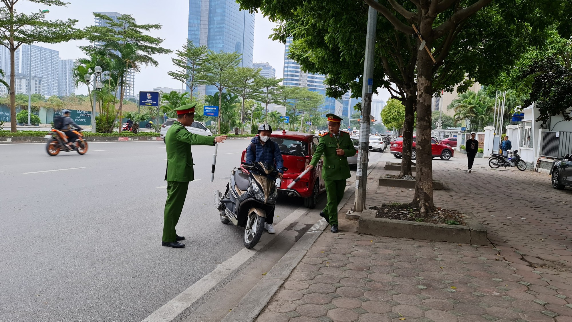Đi ngược chiều trên đường Dương Đình Nghệ, hàng loạt tài xế bị xử phạt 1,5 triệu đồng - Ảnh 2.
