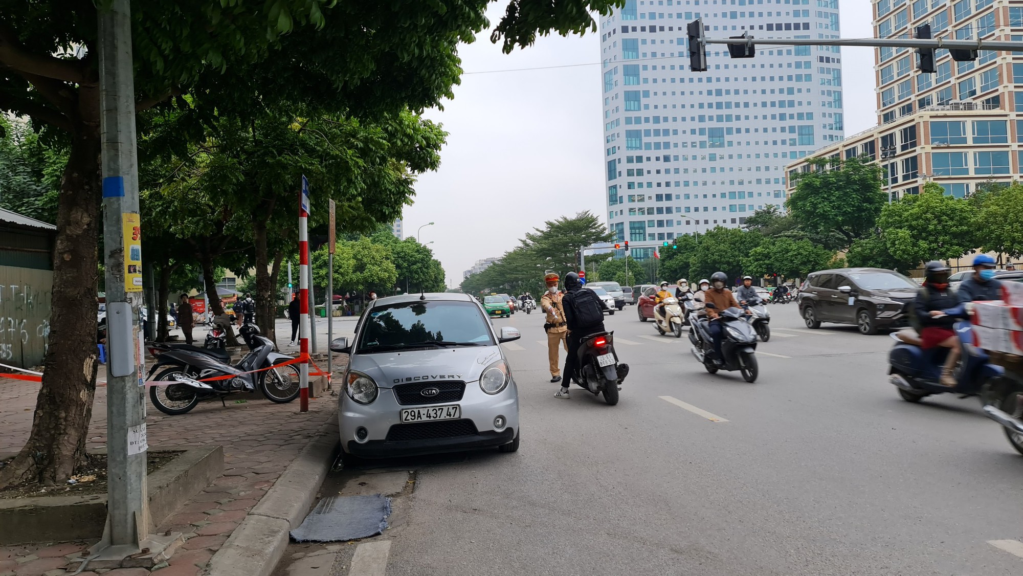 Đi ngược chiều trên đường Dương Đình Nghệ, hàng loạt tài xế bị xử phạt 1,5 triệu đồng - Ảnh 3.