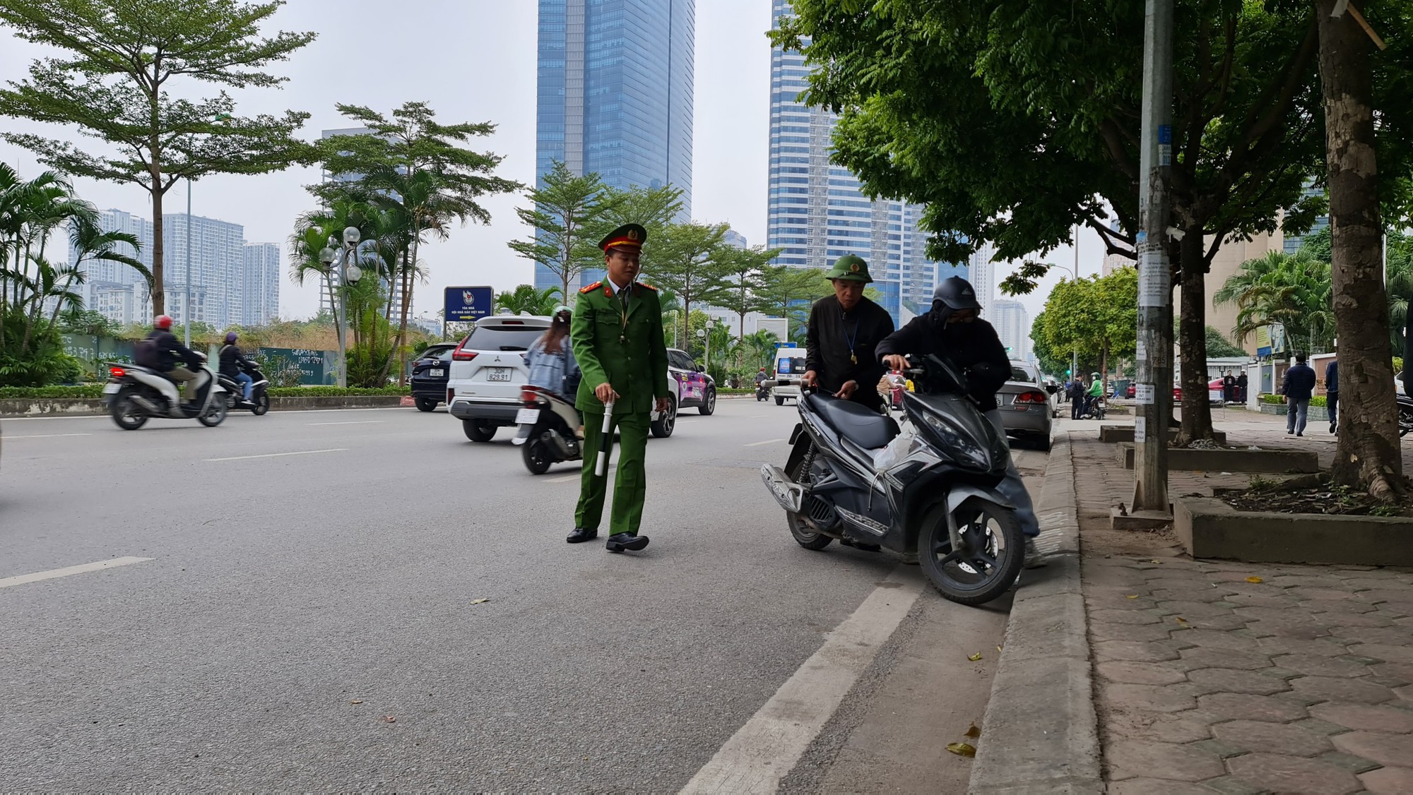 Đi ngược chiều trên đường Dương Đình Nghệ, hàng loạt tài xế bị xử phạt 1,5 triệu đồng - Ảnh 7.