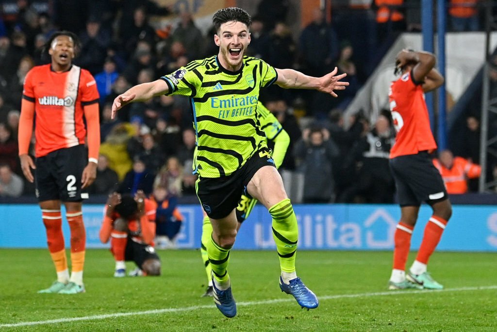 Ấn định chiến thắng trước Luton, Declan Rice tái hiện kỳ tích của Ian Wright - Ảnh 1.