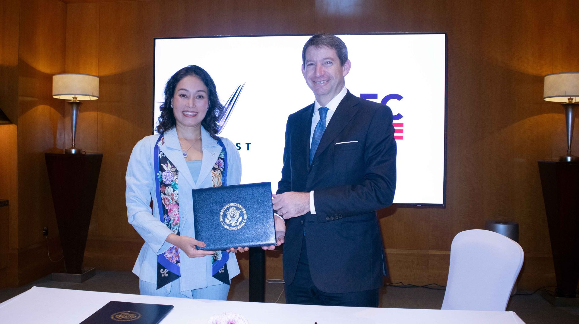 Global CEO của VinFast Lê Thị Thu Thủy và CEO của DFC Scott Nathan tại buổi ký kết Ý định Thư.