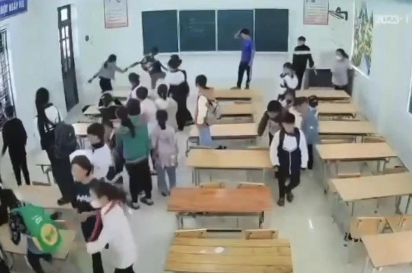 Vụ cô giáo bị nhóm học sinh xúc phạm, hành hung ngất xỉu ở Tuyên Quang: Chuyên gia giáo dục cũng giật mình - Ảnh 2.