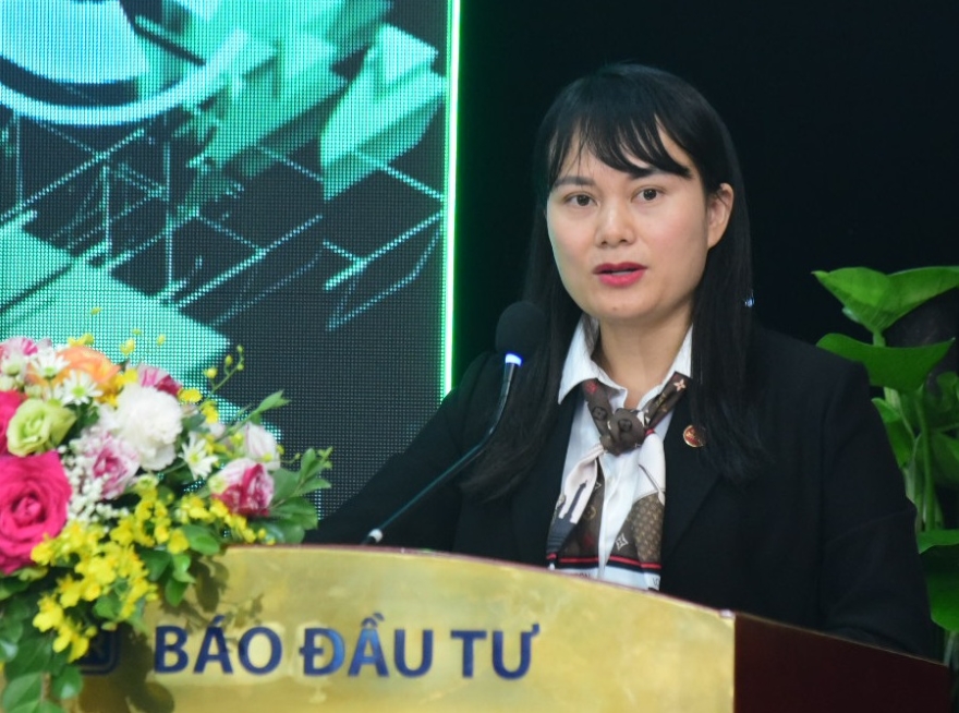 Bà Phùng Thị Bình - Phó Tổng Giám đốc Agribank chia sẻ về hoạt động cấp tín dụng xanh tại Agribank - Ảnh: Dũng Minh báo Đầu tư.