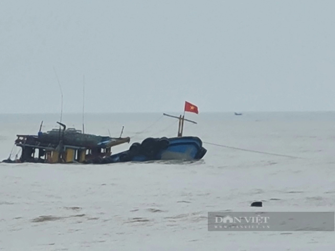 Quảng Bình: 2 tàu thu mua hải sản mắc cạn, 1 tàu gãy 3 khúc thiệt hại gần 4 tỷ đồng - Ảnh 3.