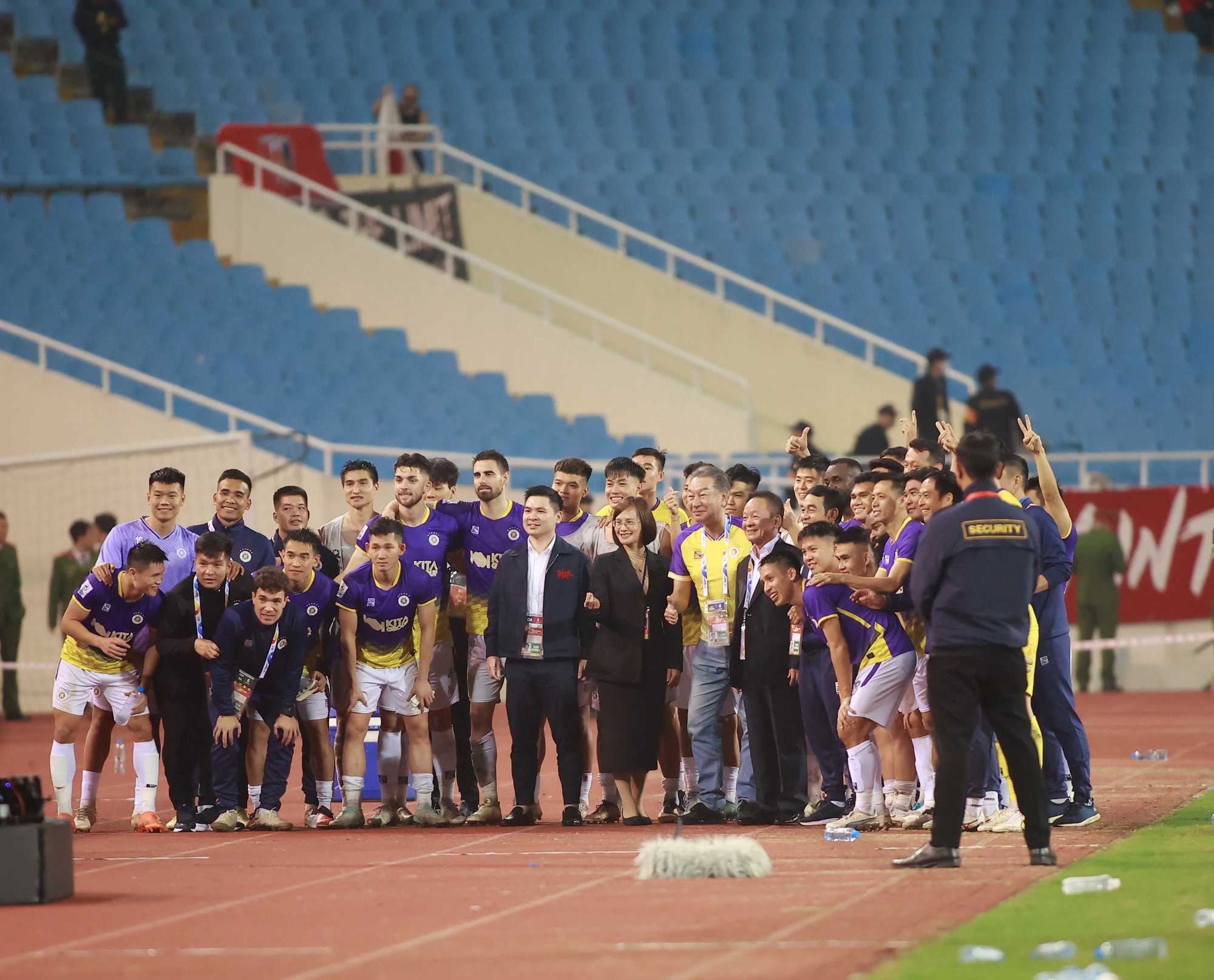 Bầu Hiển khen ngợi Văn Hoàng sau chiến thắng trước Urawa reds  - Ảnh 23.