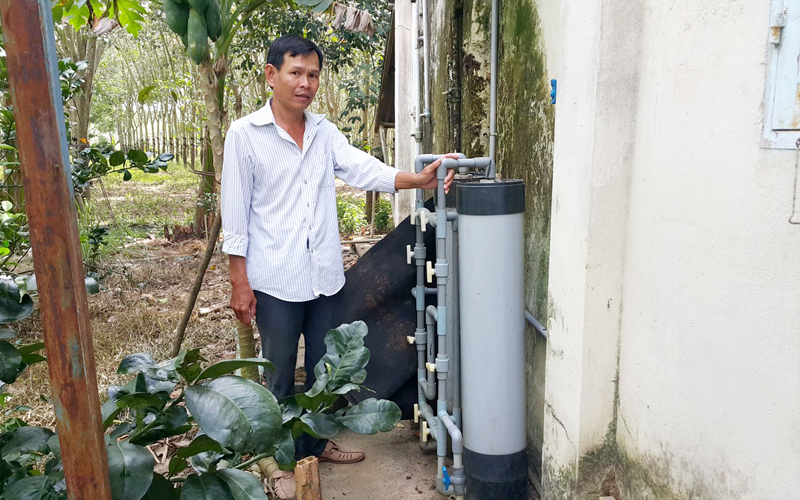 Người dân thị trấn Tân Biên (huyện Tân Biên) tự trang bị máy xử lý nước cho gia đình vì dự án Nhà máy nước Tân Biên chưa được đầu tư. Ảnh: Minh Dương