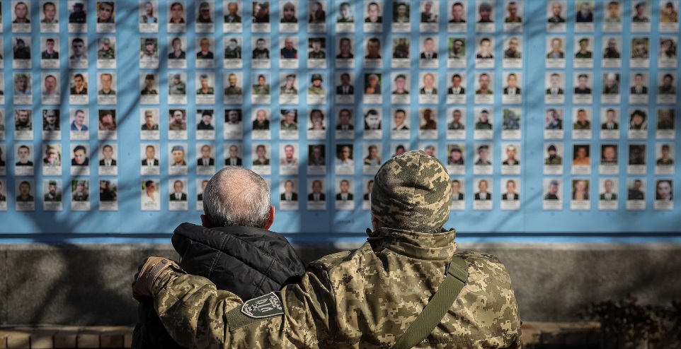 Cuộc chiến Nga-Ukraine năm 2023 qua ảnh: Người Ukraine học cách sống giữa chết chóc, hủy diệt - Ảnh 10.
