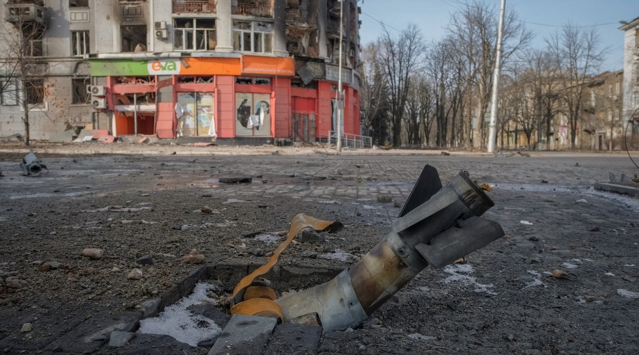 Cuộc chiến Nga-Ukraine năm 2023 qua ảnh: Người Ukraine học cách sống giữa chết chóc, hủy diệt - Ảnh 11.