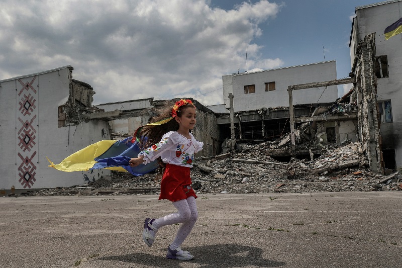 Cuộc chiến Nga-Ukraine năm 2023 qua ảnh: Người Ukraine học cách sống giữa chết chóc, hủy diệt - Ảnh 7.