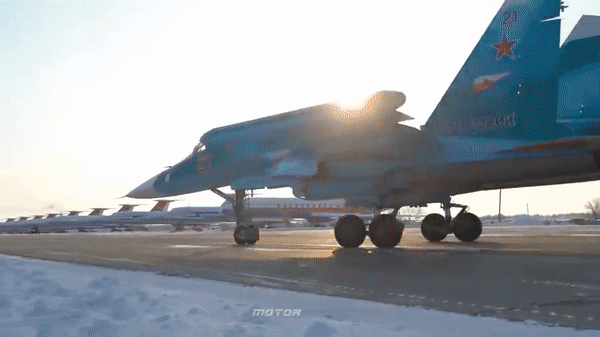 Chiến đấu cơ Su-34 Nga lần đầu thả đồng loạt 4 bom dẫn đường UMPK tại Đông Âu - Ảnh 13.
