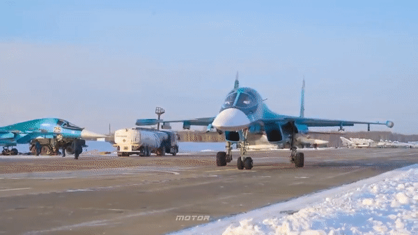 Chiến đấu cơ Su-34 Nga lần đầu thả đồng loạt 4 bom dẫn đường UMPK tại Đông Âu - Ảnh 14.