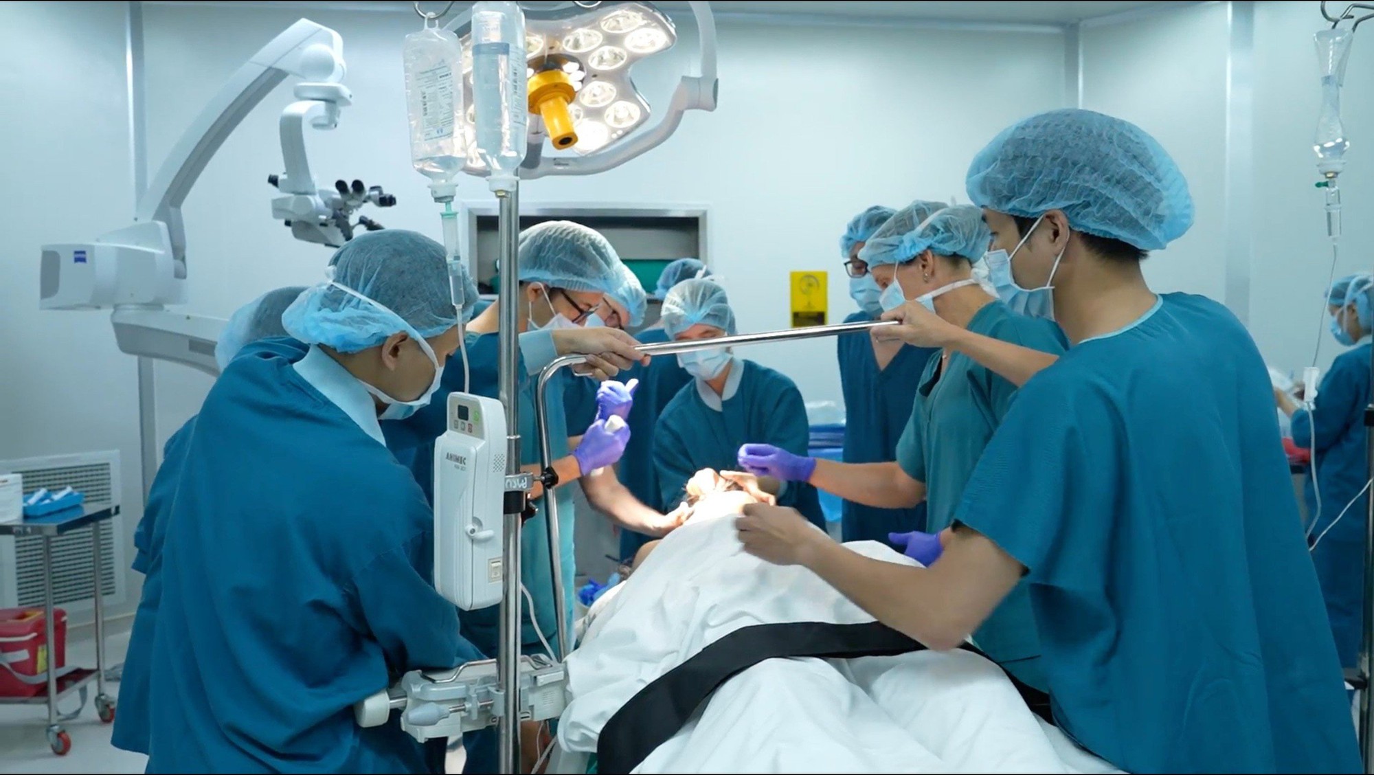Trường hợp đầu tiên tại Việt Nam sử dụng kỹ thuật phẫu thuật sọ não trong khi người bệnh vẫn ở trạng thái tỉnh.