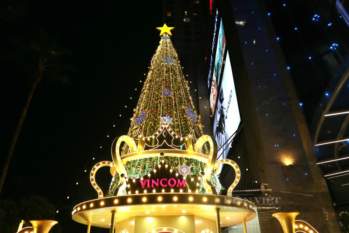 Thích mắt với những cây thông Noel &quot;khổng lồ&quot; tại các trung tâm thương mại ở Hà Nội - Ảnh 1.