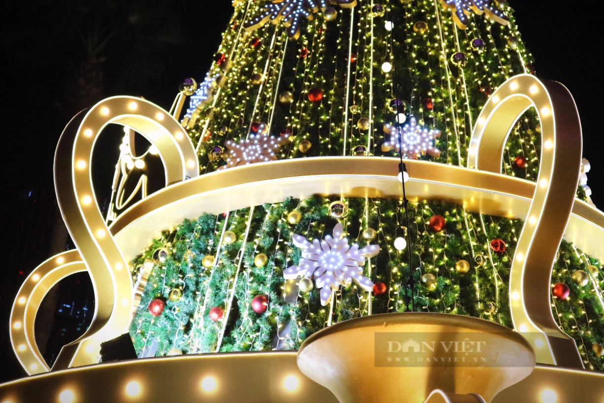 Thích mắt với những cây thông Noel &quot;khổng lồ&quot; tại các trung tâm thương mại ở Hà Nội - Ảnh 2.